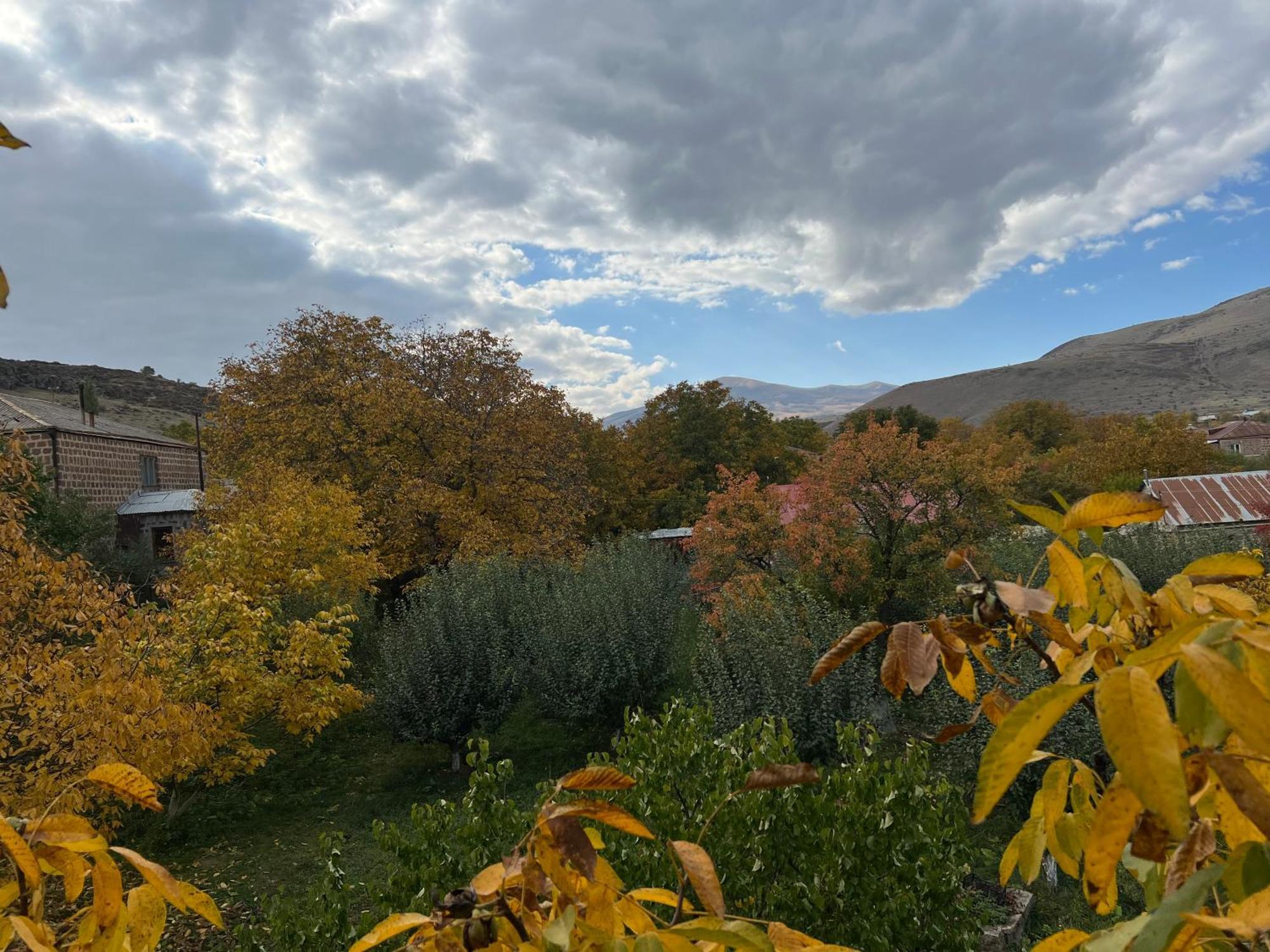 Zove Rural Cottage With Garden Views K'arashamb Exterior photo