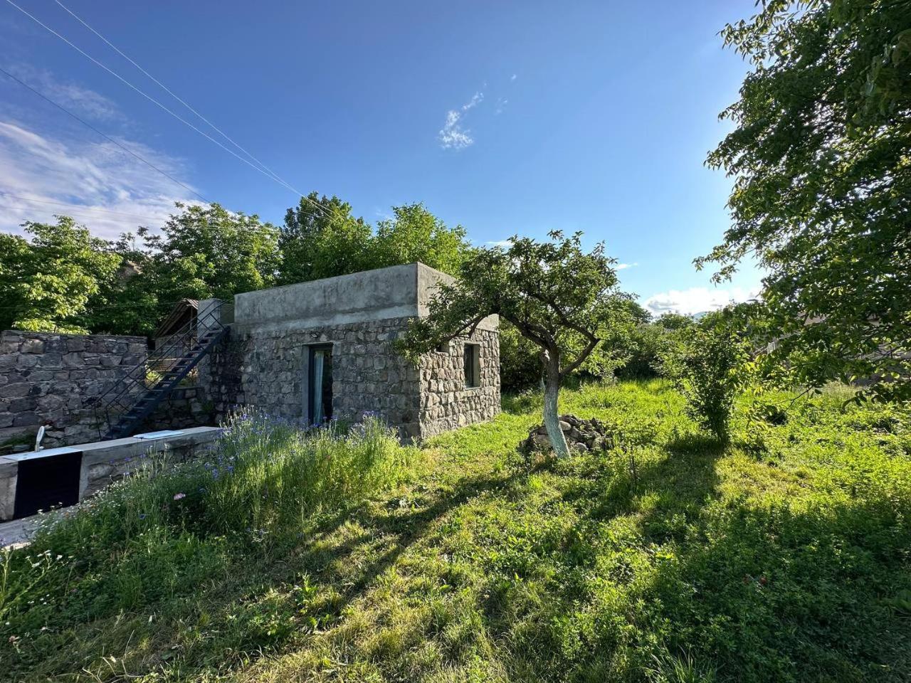 Zove Rural Cottage With Garden Views K'arashamb Exterior photo